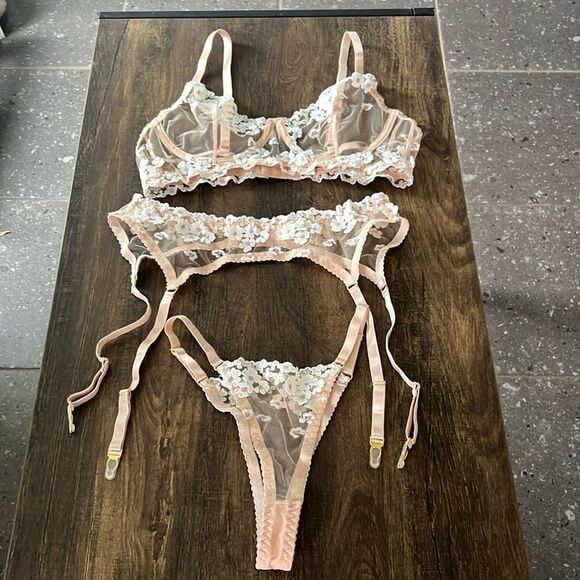 New Sexy Flower Embroidery Lace Three
Piece Lingerie Set - Picture 6 of 14